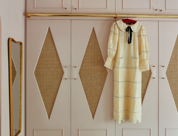 Lemari dengan desain simetris dan pola teratur yang memberi kesan rapi